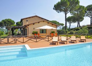 Villa Laurentia: Luxury holiday rental with pool near Rome